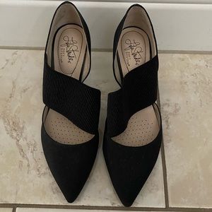 Women’s Black Pointy Mid heels